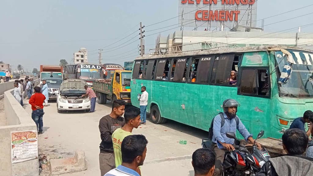 খুলনা বিশ্ববিদ্যালয়ের ৩ শিক্ষার্থীকে মারধর, প্রতিবাদে মহাসড়ক অবরোধ