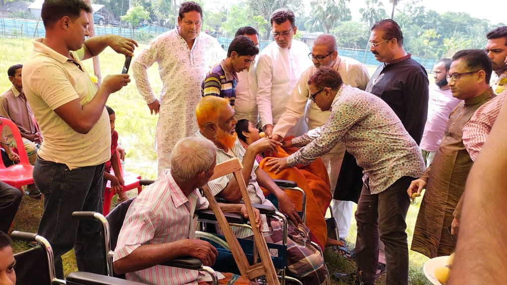 হুইলচেয়ার পেলেন প্রতিবন্ধীরা