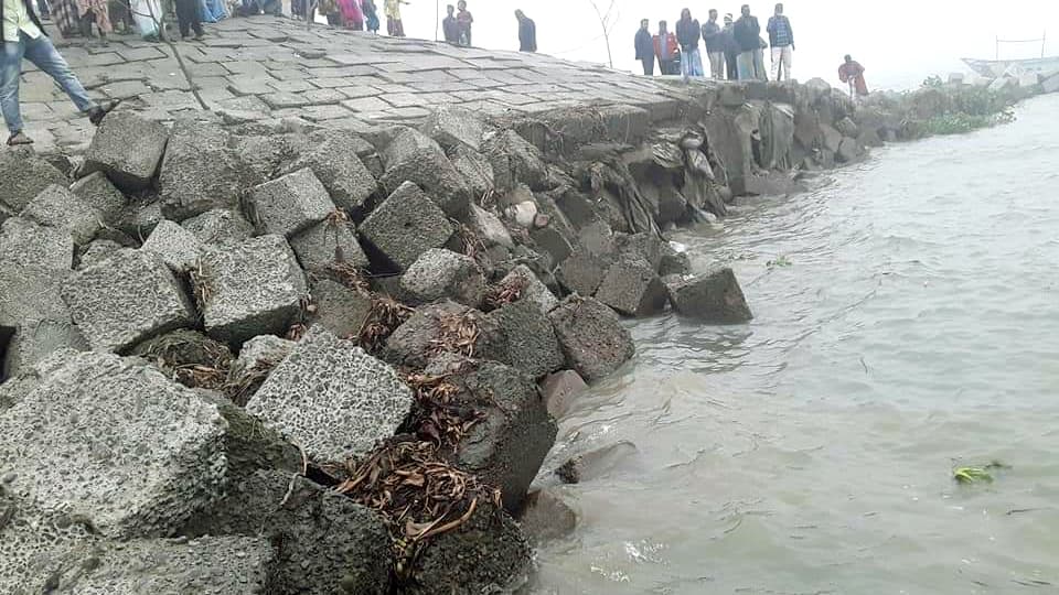 শহর রক্ষা বাঁধে ধস আতঙ্কে এলাকাবাসী