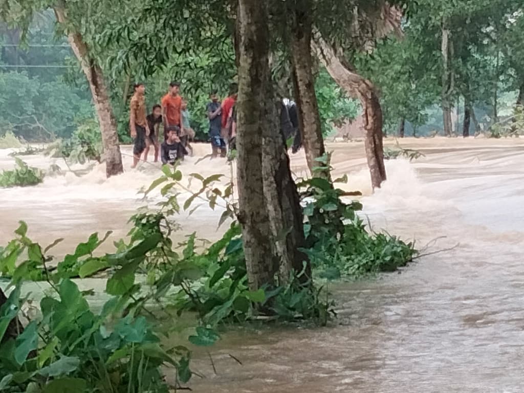 ফেনীর মুহুরী নদীর বাঁধ ভেঙে ১০ গ্রাম প্লাবিত