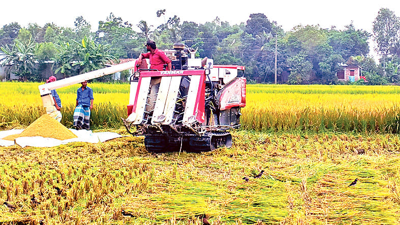 যন্ত্রের ব্যবহারে আগ্রহী হচ্ছেন ঘিওরের কৃষক