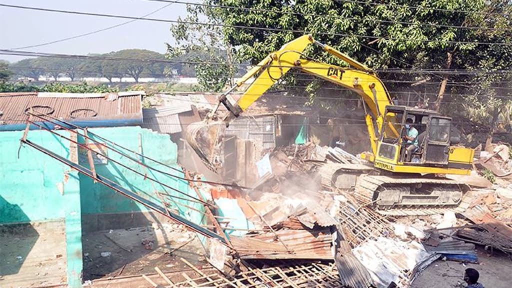 উচ্ছেদ শেষে ফেরার পথে রেল কর্মকর্তাদের গাড়িতে হামলা