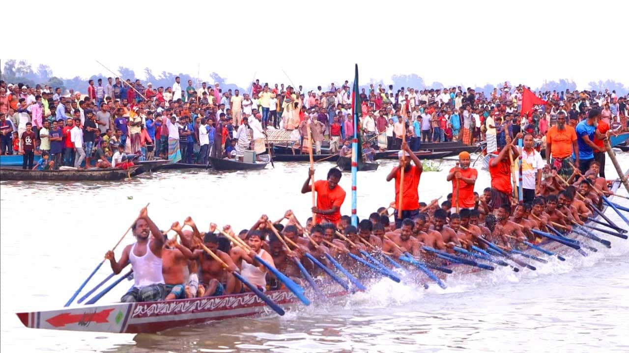 ভাঙ্গুড়ায় গ্রাম-বাংলার ঐতিহ্য নৌকা বাইচ অনুষ্ঠিত