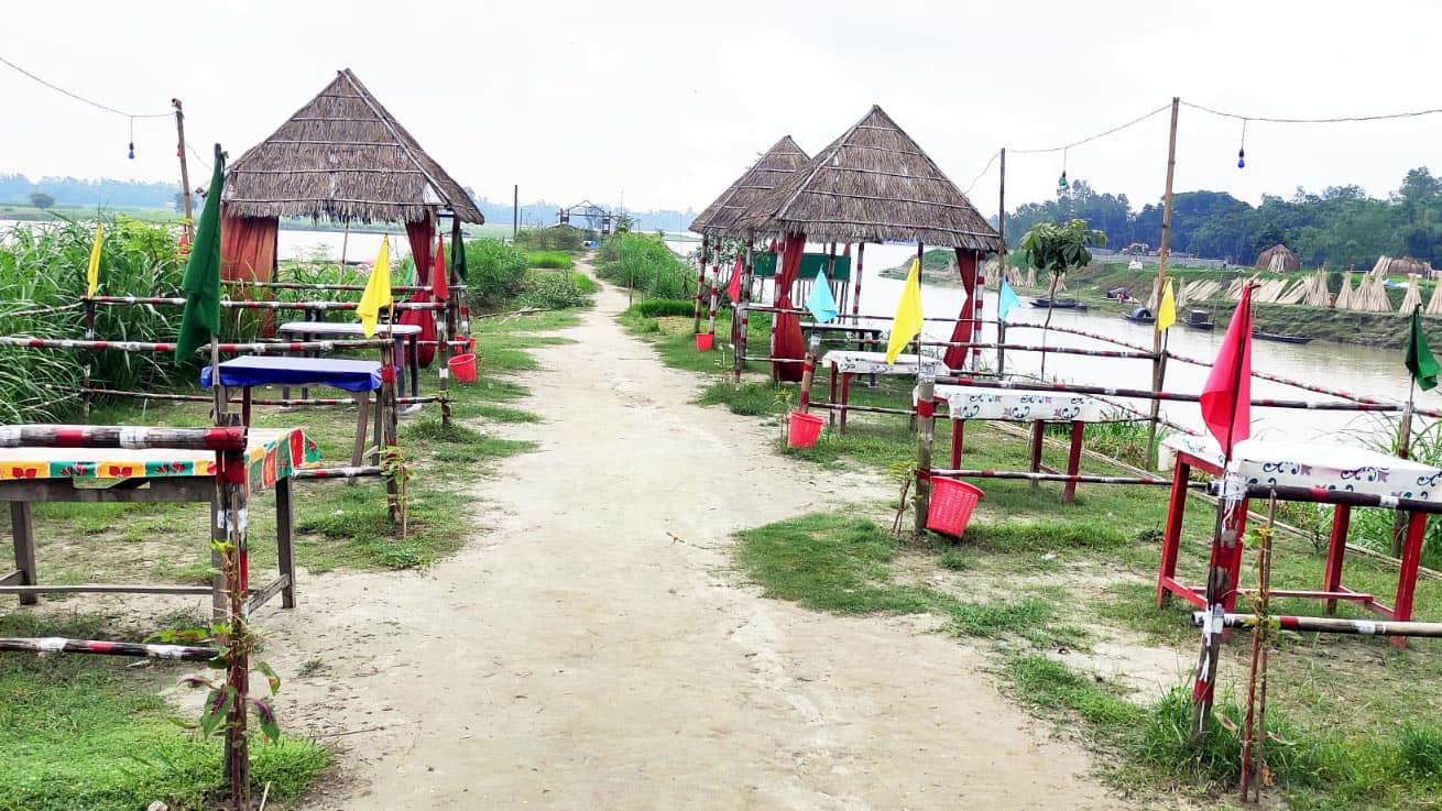 উল্লাপাড়ায় বিনোদনের অন্যতম স্থান হয়ে উঠেছে ফুলজোর নদীর পাড়