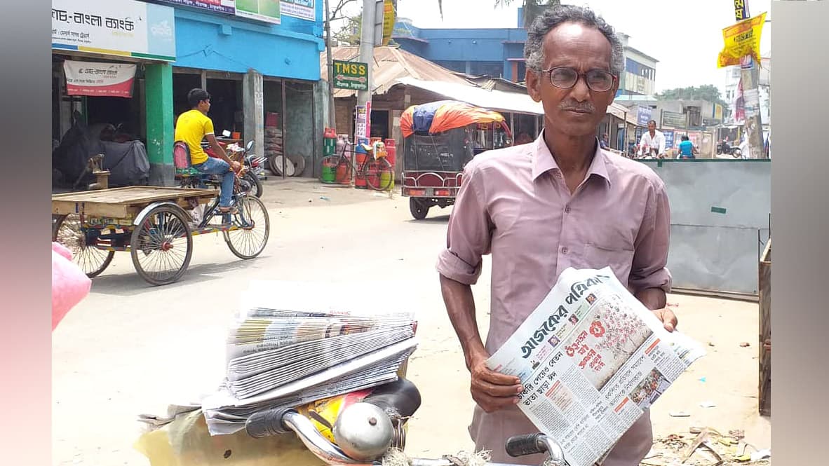 ৩৫ বছর ধরে পত্রিকা নিয়ে ছোটেন বাবলু