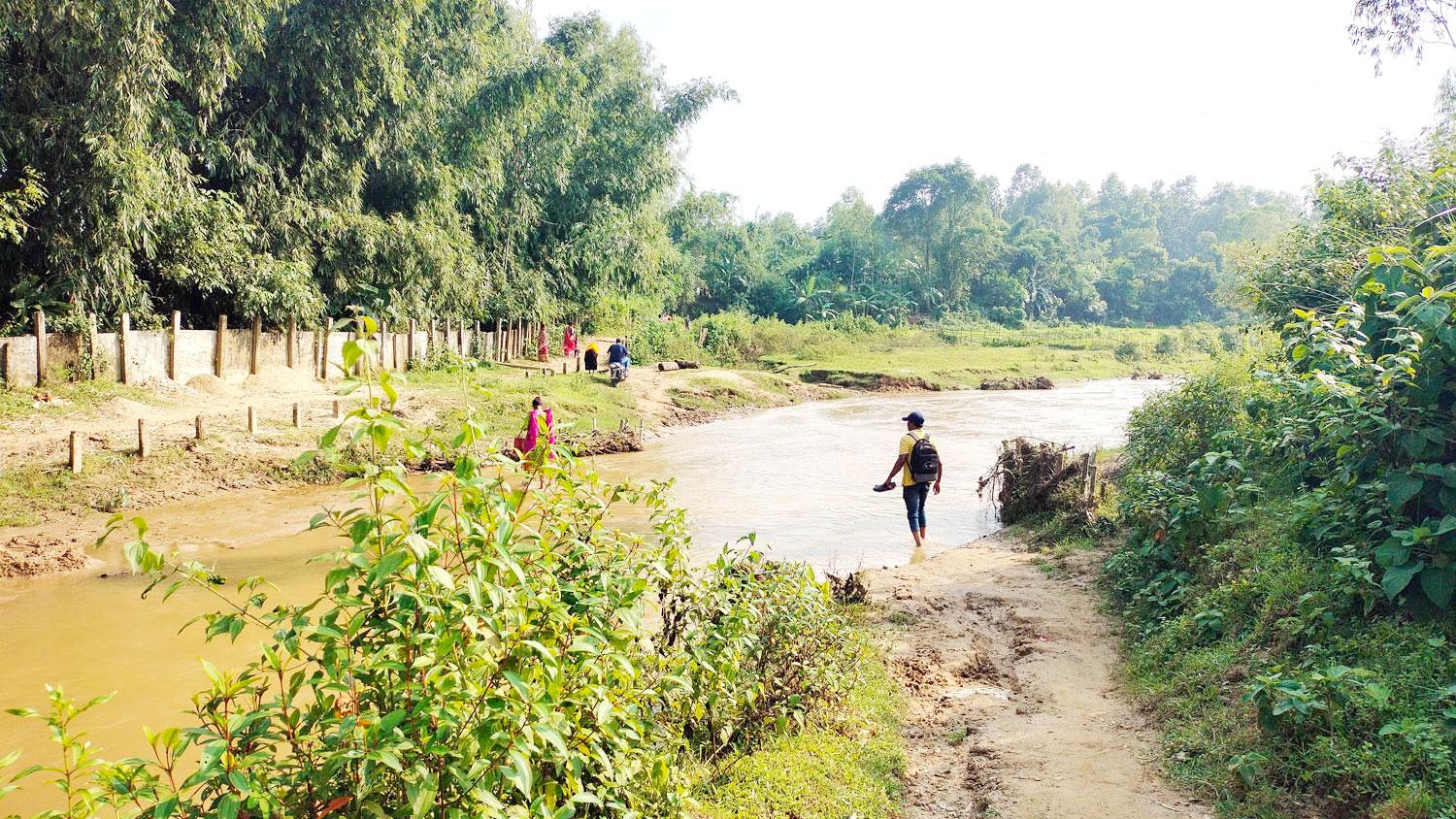 সেতুর অভাবে চলাচলে দুর্ভোগ