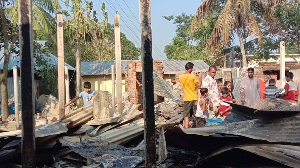 তিতাসে আগুনে পুড়ে গেছে ৩ ঘর, আহত ১