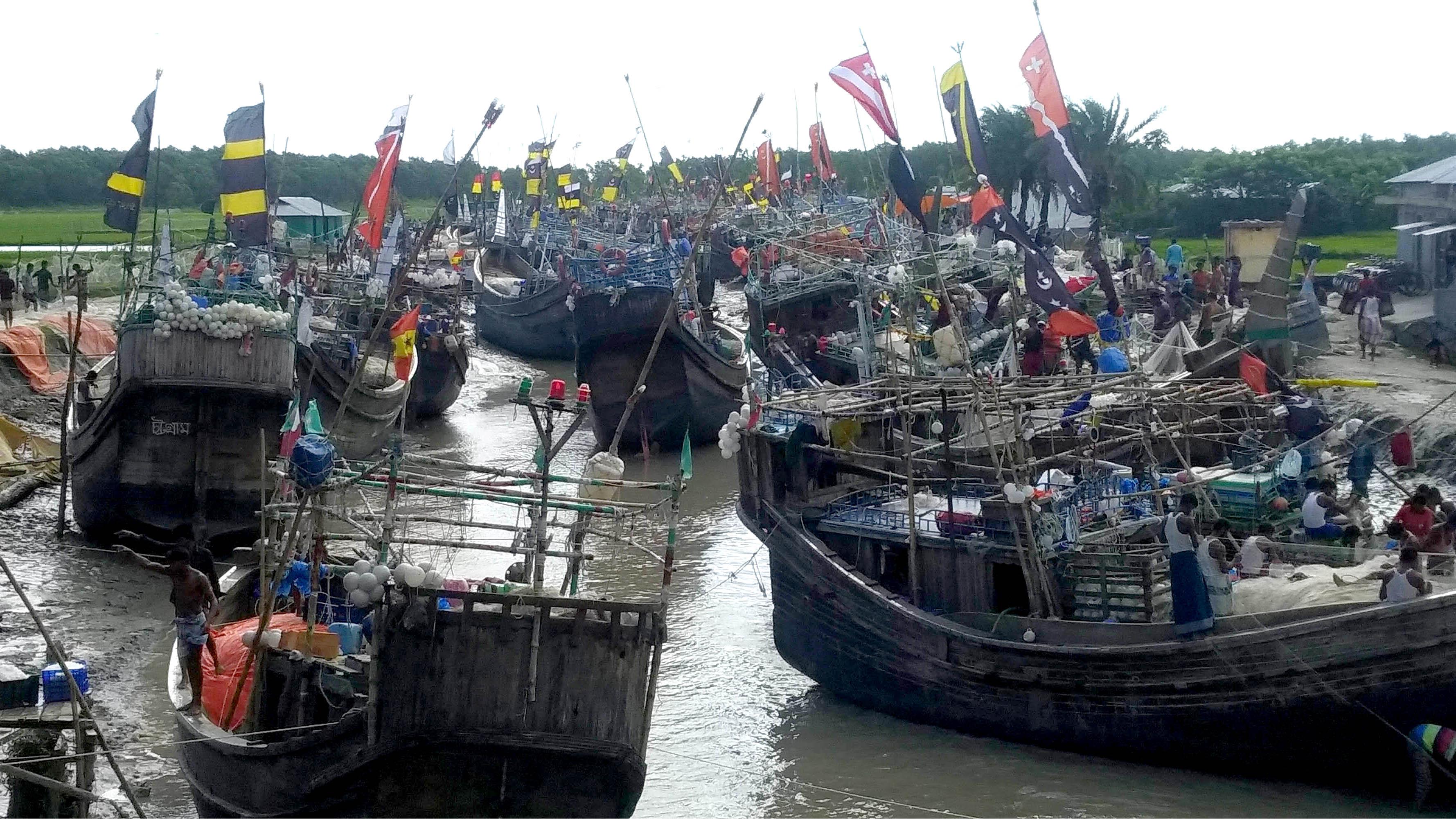 দুর্যোগপূর্ণ আবহাওয়ায় হাতিয়া নৌরুটে যাত্রী পারাপার বন্ধ 