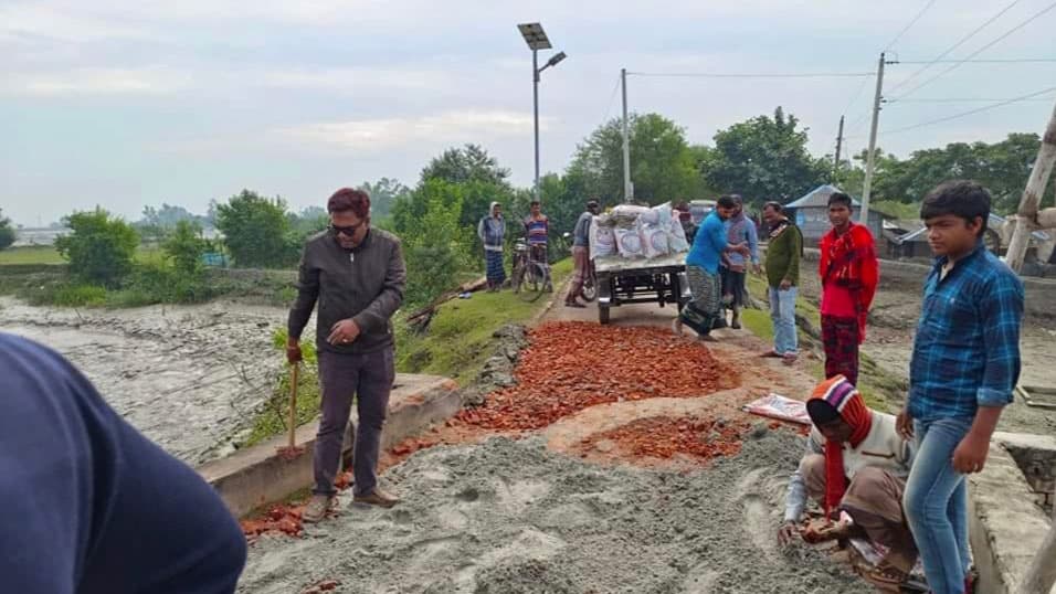 পাইকগাছায় স্বেচ্ছাশ্রমে রাস্তা সংস্কার