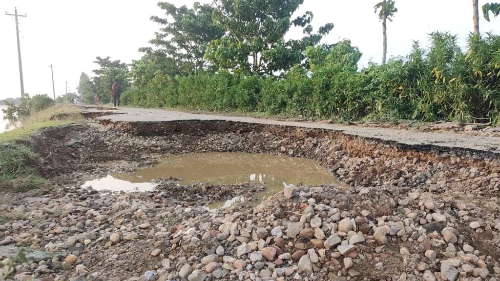 সড়কে শত কোটি টাকার ক্ষতি