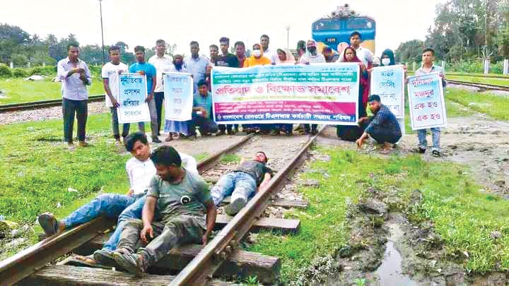 স্থায়ী নিয়োগের দাবিতে শ্রমিকদের অবরোধ