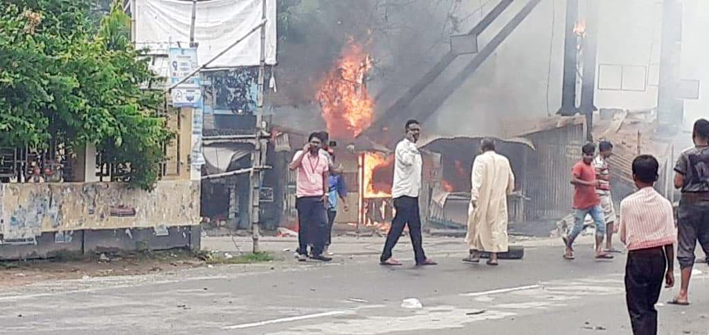 রাজশাহীতে থানা, খাদ্যগুদাম, ভূমি অফিস ও আ.লীগ কার্যালয়ে আগুন 