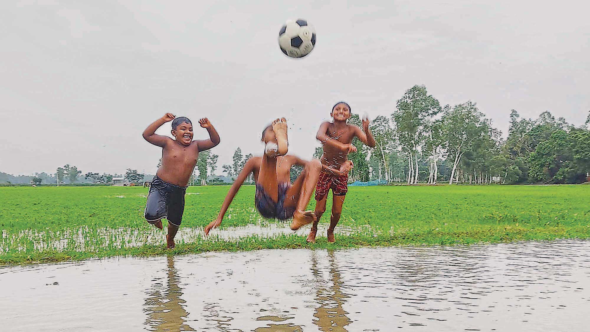 এখন সময় খেলা দেখার