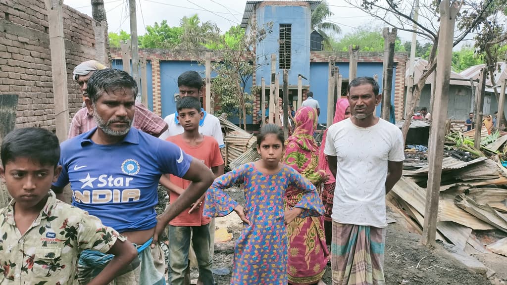 কুমারখালীতে অগ্নিকাণ্ডে নিঃস্ব ৮ পরিবার, প্রায় ১৫ লাখ টাকার ক্ষতি