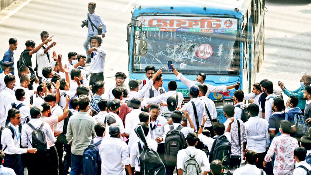 অর্ধেক বাসভাড়ার দাবি বড় হচ্ছে ,রাস্তায় শিক্ষার্থীরা