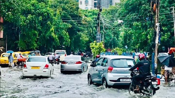 কলকাতা জলমগ্ন, দুর্ভোগে শহরবাসী