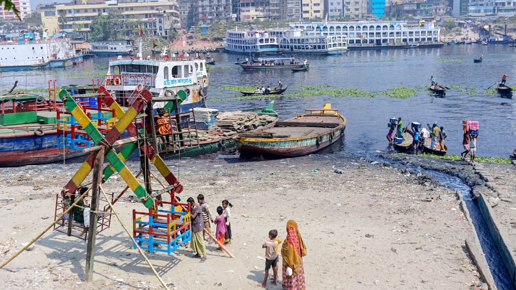 জলবায়ু পরিবর্তন: ঝুঁকিতে দেশের ২ কোটি শিশু