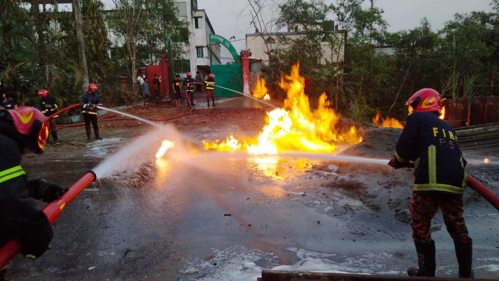 পটিয়ায় গ্যাসের পাইপ লাইন ছিদ্র হয়ে আগুন