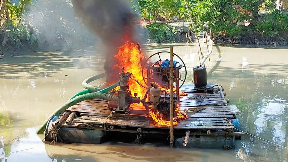 খননযন্ত্র পুড়িয়ে ধ্বংস