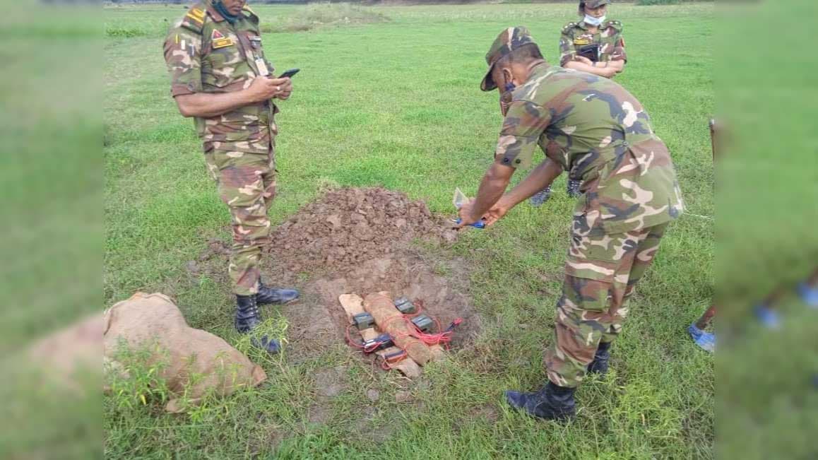 আখাউড়ায় মুক্তিযুদ্ধের মর্টার শেল ধ্বংস করল সেনাবাহিনী