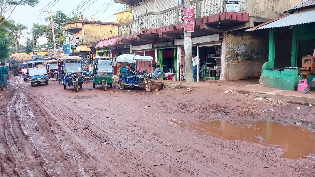 ব্যবসায়ীদের টাকায় সরানো হলো মহাসড়কের কাদা