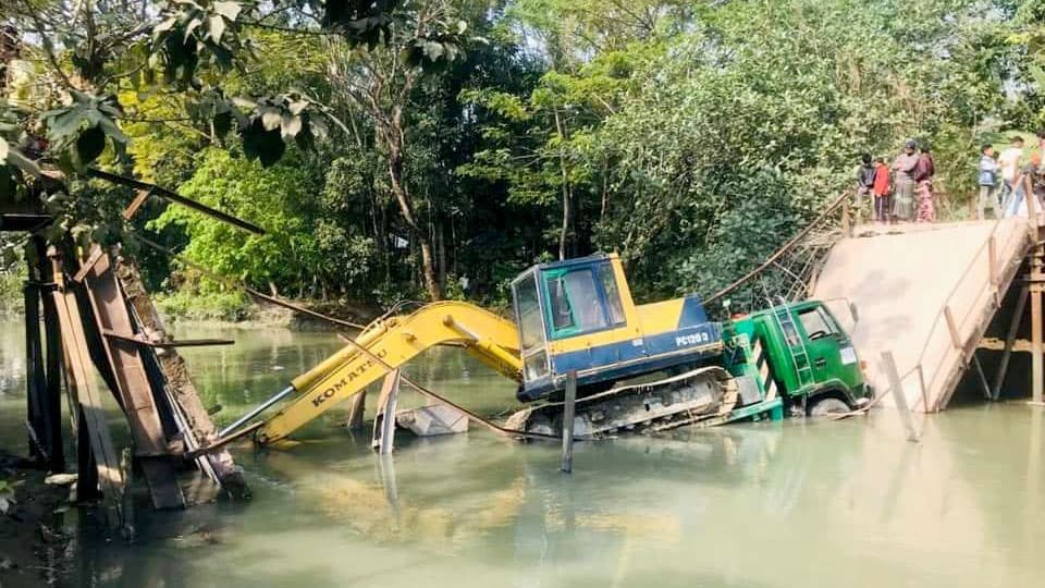 ব্রিজ ভেঙে ভেকুসহ ট্রাক খালে, ভোগান্তিতে জনগণ