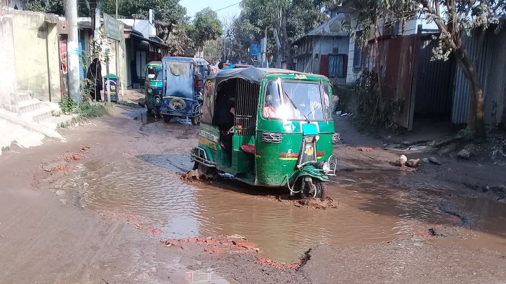 গর্তে ভরা সড়কে আটকে যায় যানবাহন, ভোগান্তি