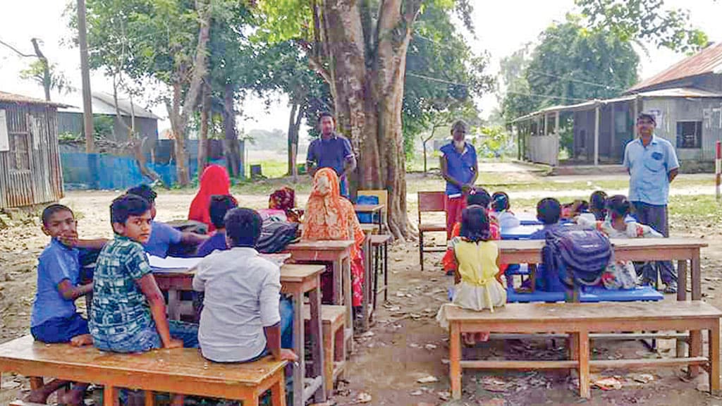 বটতলায় চলছে পাঠদান