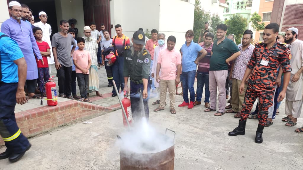 আজিমপুর সরকারি কলোনিতে অগ্নি নির্বাপণ মহড়া অনুষ্ঠিত