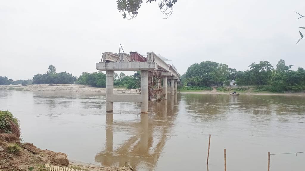 ৫ বছরেও সেতুর কাজ সম্পন্ন হয়নি, ভোগান্তিতে লক্ষাধিক মানুষ