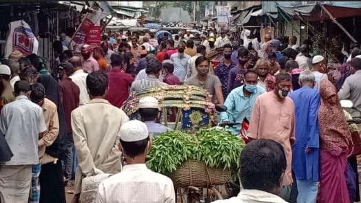 ময়মনসিংহে ব্যাংক ও কাঁচাবাজারে উপচেপড়া ভিড় 