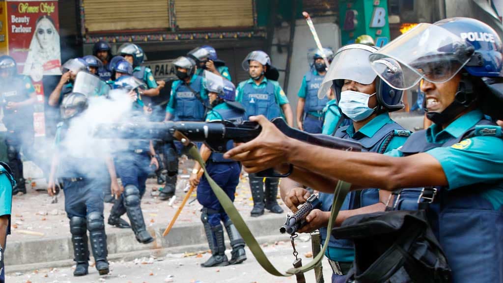 পুলিশের গ্যাসগানের জোর কমেছে, গতি নেই শেলের