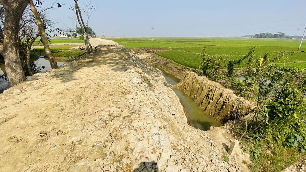 পাশে মাটি কেটে রাস্তা মেরামত, ধসের ঝুঁকি