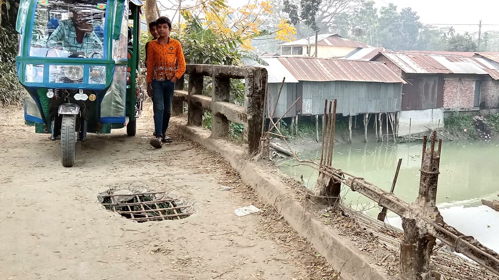 সেতুতে গর্ত, ঝুঁকিতে চলাচল