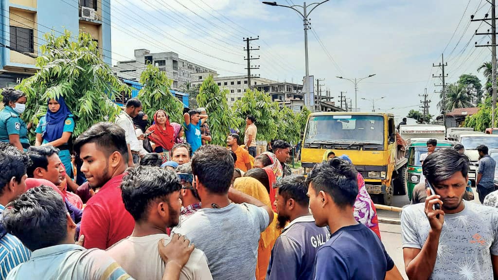 বেতনের দাবিতে পোশাক শ্রমিকদের সড়ক অবরোধ