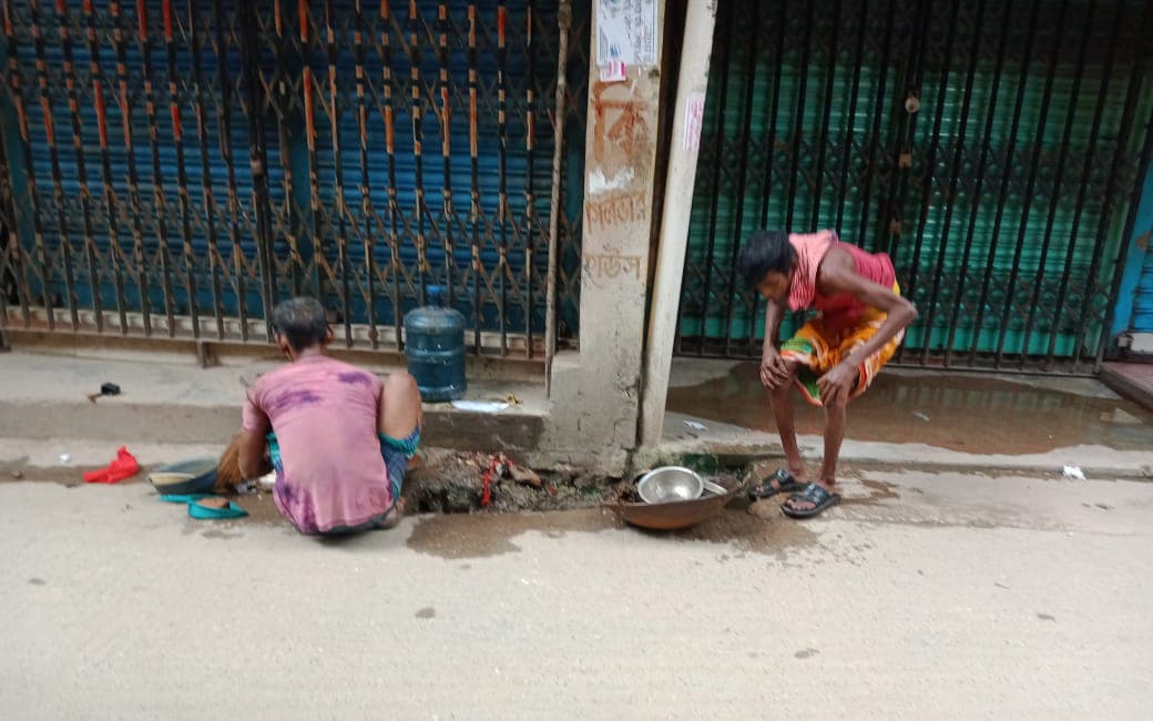 স্বর্ণের খোঁজে নর্দমায়