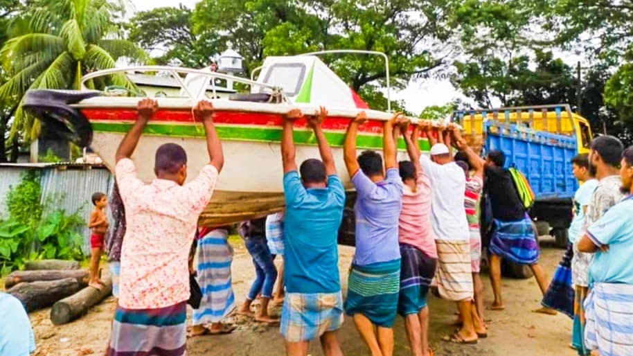 বন্যার্তদের জন্য ১ দিনের পারিশ্রমিক দিলেন স্টেডফাস্ট কুরিয়ারের কর্মীরা