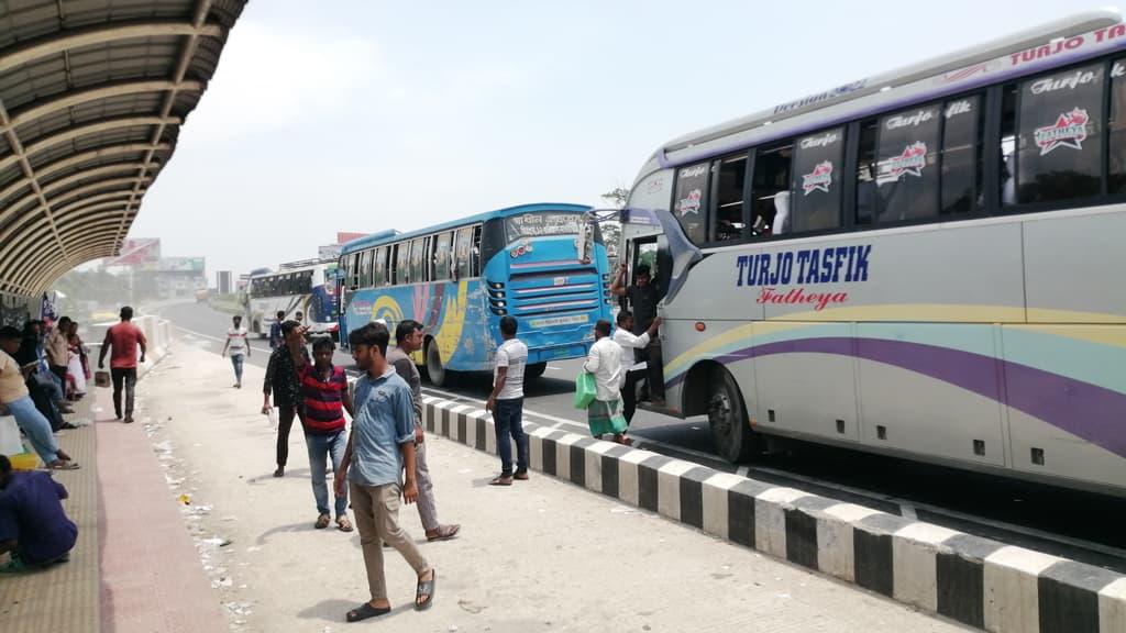 এক্সপ্রেসওয়েতে যাত্রী ওঠানামা বাস থামে মূল সড়কে