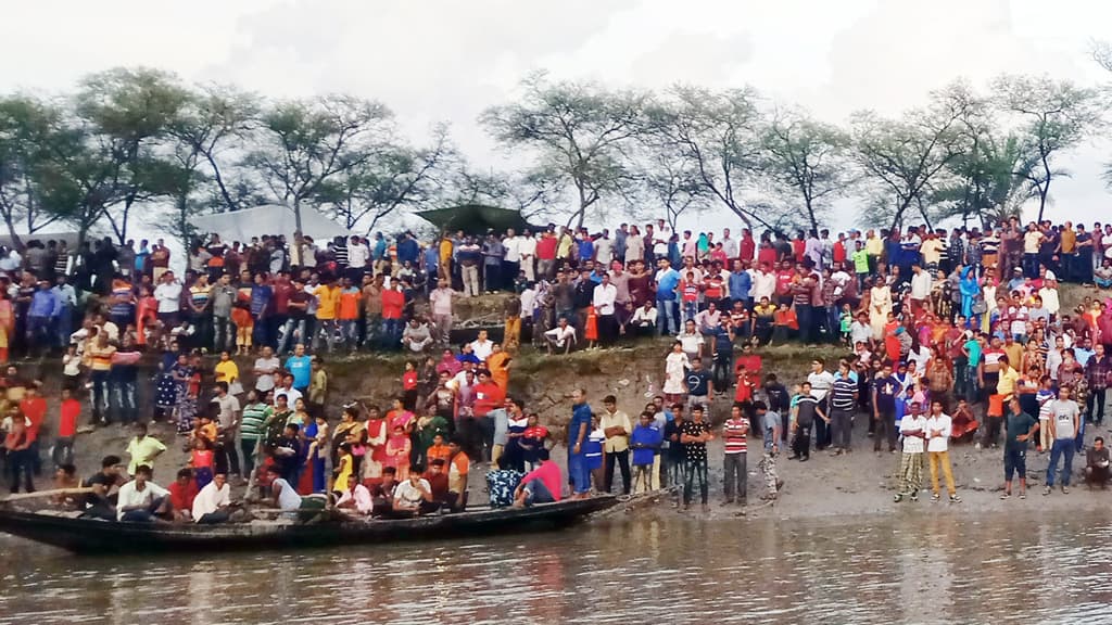 নৌকাবাইচে কুলপোতা গ্রামের জয়