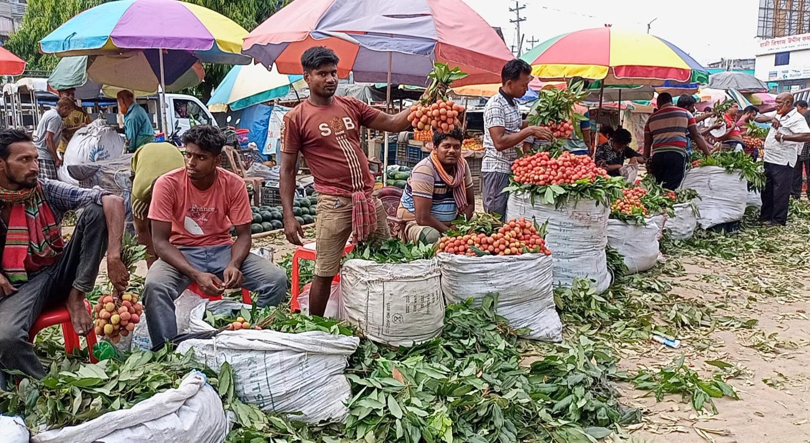 বাজারে পাওয়া যাচ্ছে সুস্বাদু লিচু, দাম চড়া