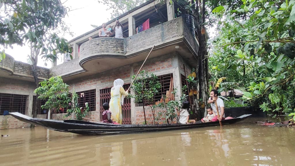 পানিবন্দী মানুষের দুর্ভোগ