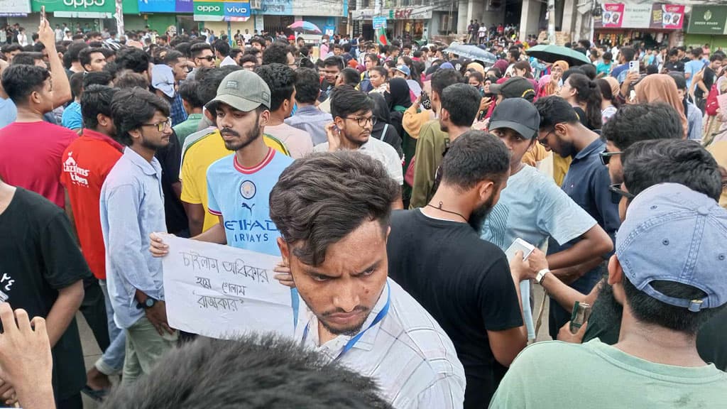 খুলনার ৩ পয়েন্টে শিক্ষার্থীদের মহাসড়ক অবরোধ