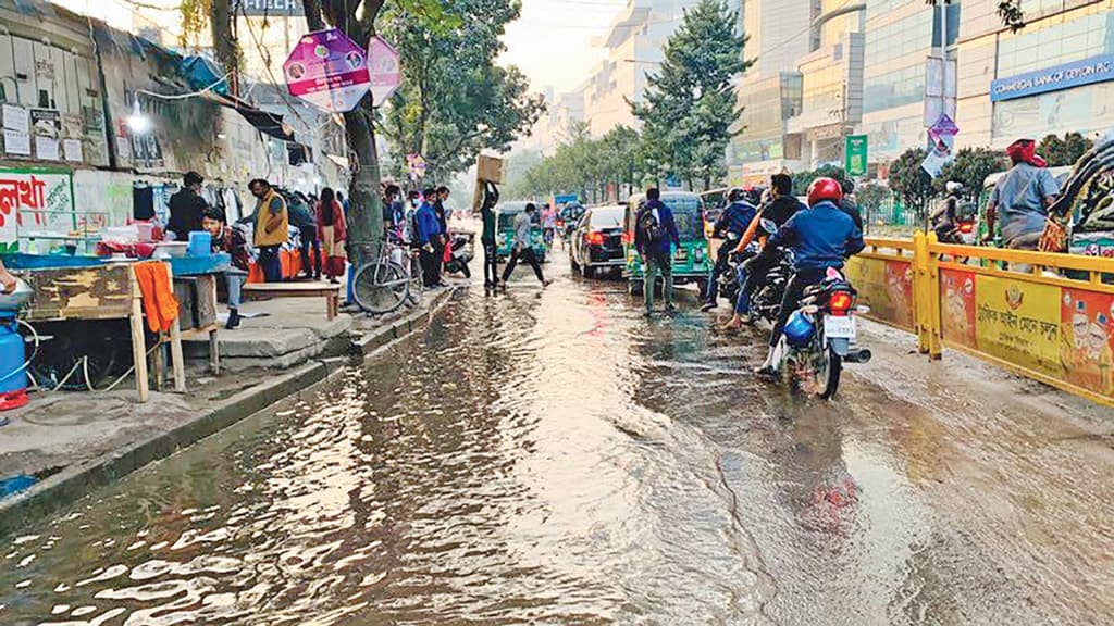 সার্ক ফোয়ারায় ফাটলে পান্থপথে জলাবদ্ধতা