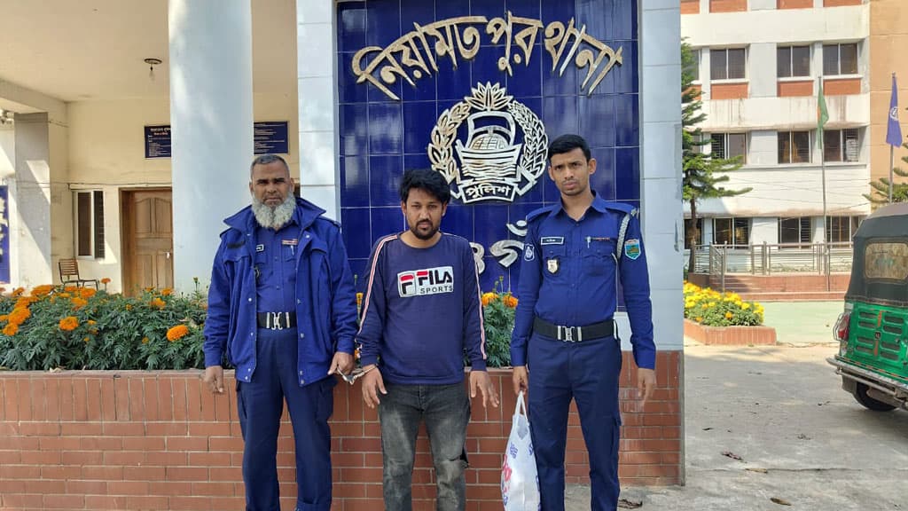 নিয়ামতপুরে রাস্তায় রশি দিয়ে যানবাহন আটকে ছিনতাই, যুবক আটক