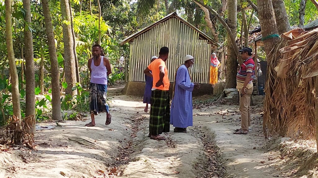 ৬০ বছরের চলাচলের রাস্তার ওপর ঘর, অবরুদ্ধ ১০ পরিবার