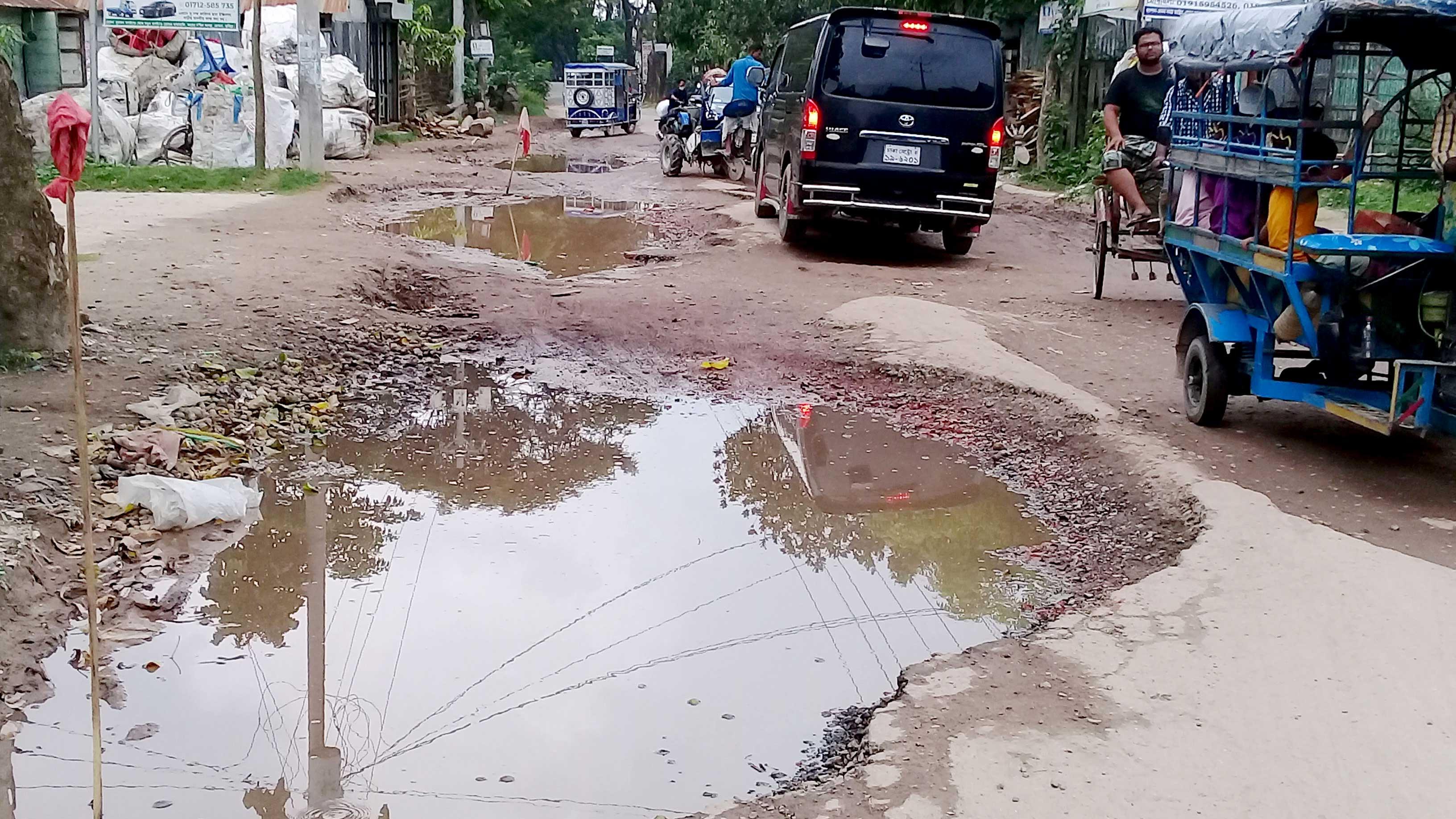 হোমনায় ৫ কিলোমিটার সড়কে অসংখ্য খানাখন্দ, দ্রুত সংস্কারের দাবি 