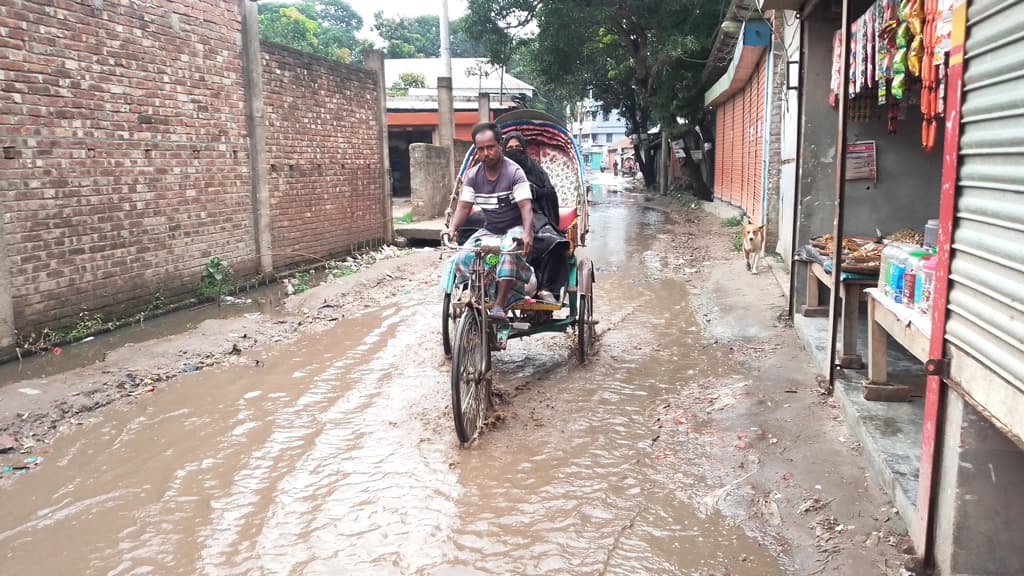 বৃষ্টি হলেই বাড়ে দুর্ভোগ