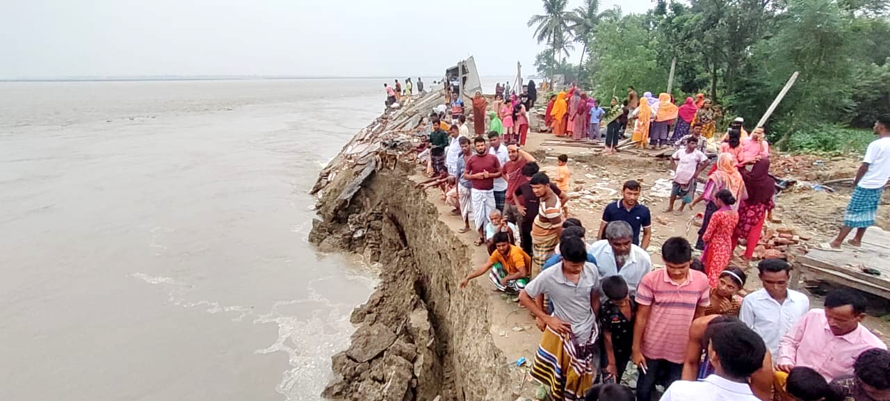 নদীভাঙনের মুখে নিলামে তোলা হচ্ছে কমিউনিটি ক্লিনিক