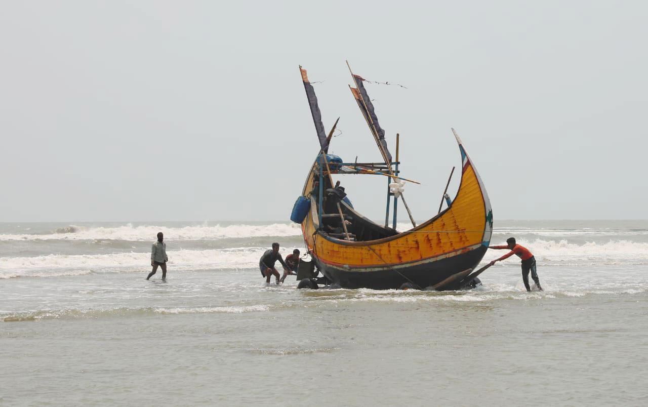 নাফ নদে ট্রলার ডুবে তরুণ নিখোঁজ, উদ্ধার ১১