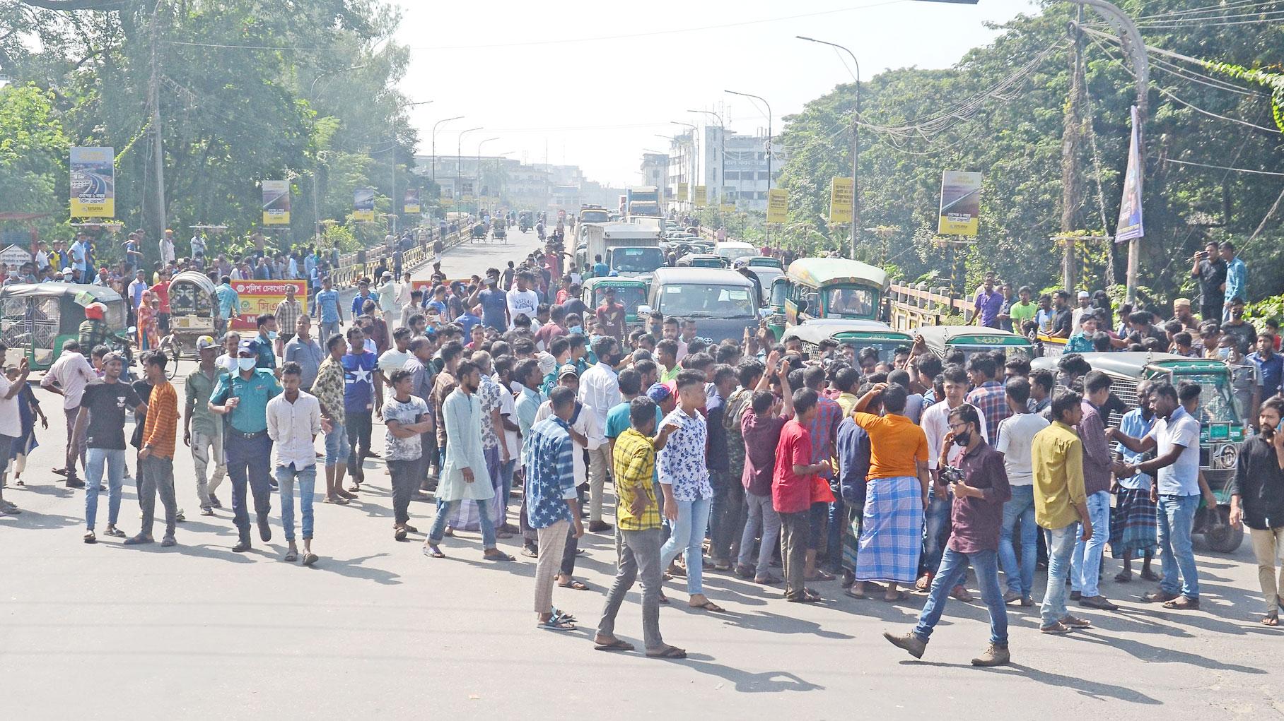 অটো চলাচলেও বাধা